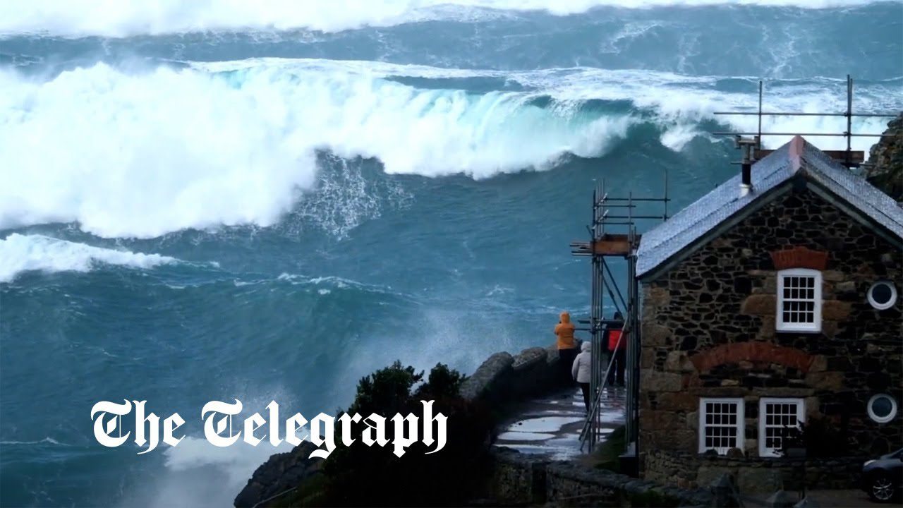 D'énormes vagues s'écrasent sur la côte des Cornouailles alors que la ...