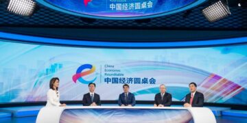 Guests attend the latest episode of the China Economic Roundtable, an all-media talk show hosted by Xinhua News Agency. (Xinhua/Sun Ruibo)